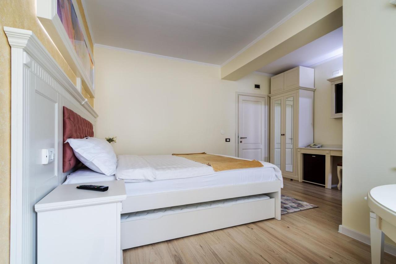 Hotel Central - Беїле-Оленешті Екстер'єр фото